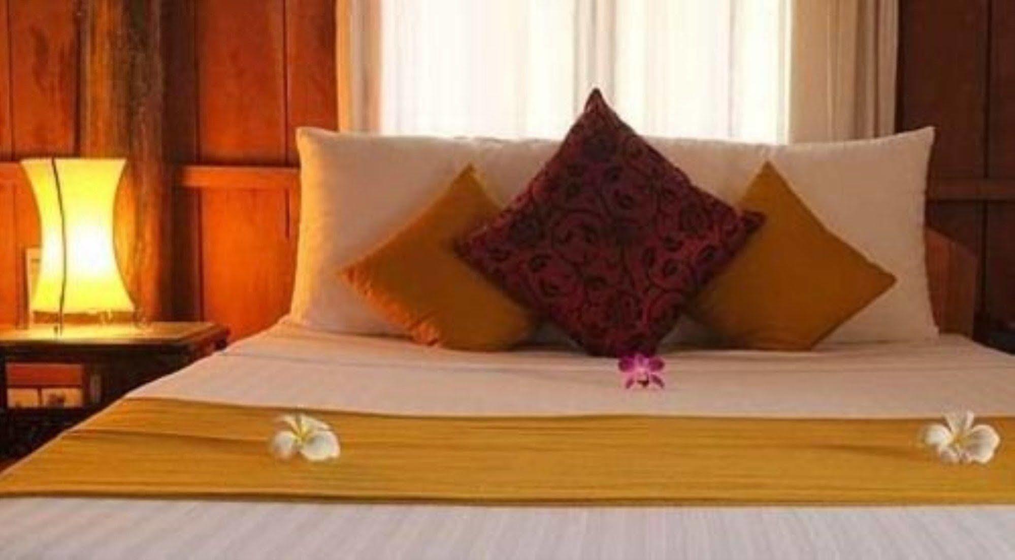 The Moon Kampot Boutique Hotel Exterior foto