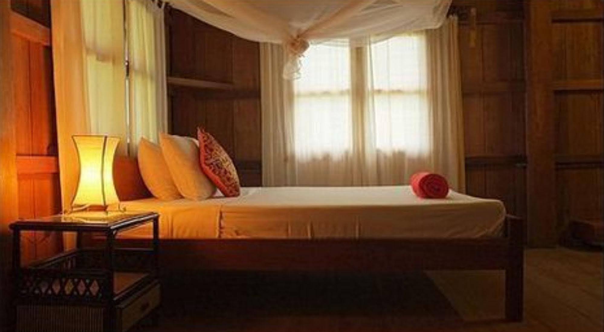The Moon Kampot Boutique Hotel Exterior foto